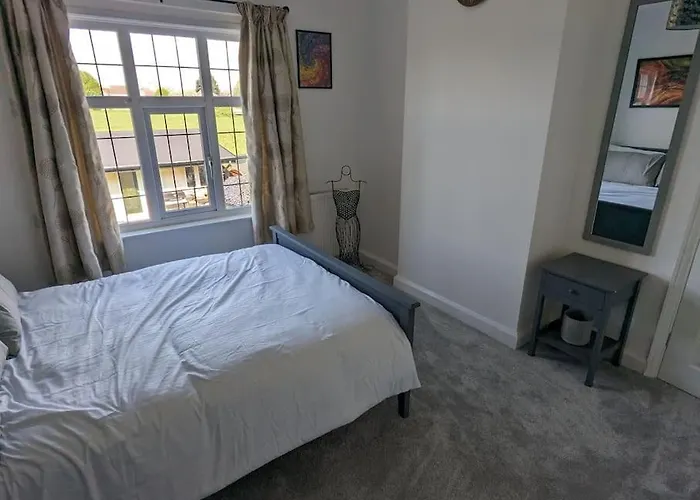Luxury Home In Nuneaton - Home From Home